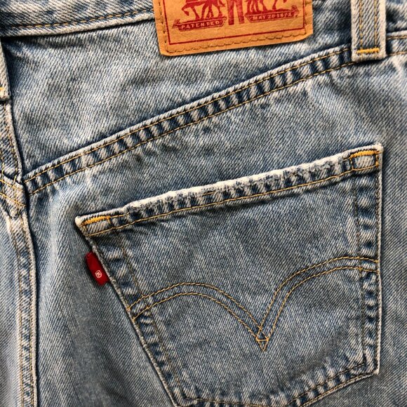 Levi's High Waisted Mom Shorts Womens 27 Light Wash Blue Distressed Cutoff - Picture 7 of 13